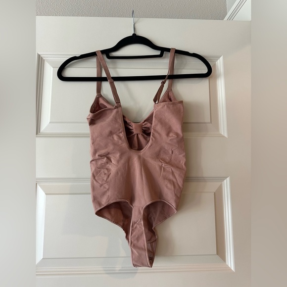 SKIMS Seamless Sculpted Thong Bodysuit w/ low back in Dark Nude - Picture 6 of 7